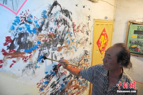 六旬老人創(chuàng)作樓道壁畫(huà)