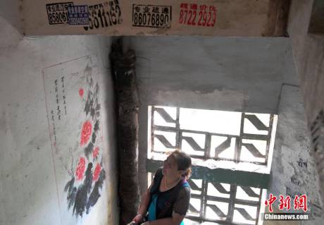 六旬老人創(chuàng)作樓道壁畫(huà)