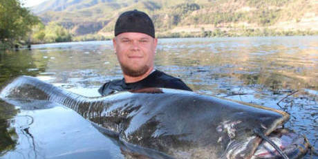 德國(guó)男子20分鐘捕獲2條巨大鲇魚(yú)