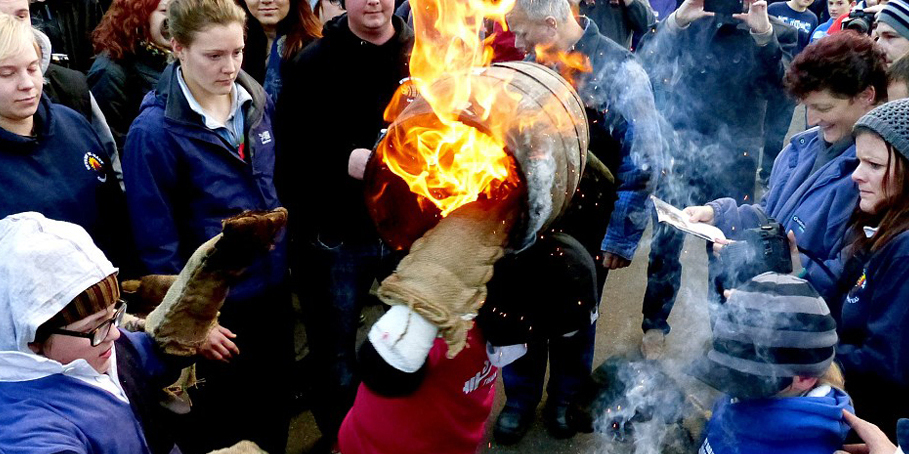 英國傳統(tǒng)比賽 選手扛“火桶”一路狂奔 英國傳統(tǒng)比賽 選手扛“火桶”一路狂奔