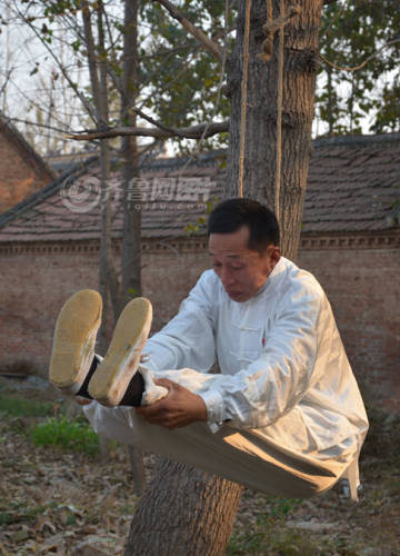 山東武術(shù)達人修煉“仙人掛畫”