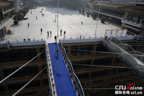 重慶現(xiàn)“最?！笨罩羞B廊 離地68.5米