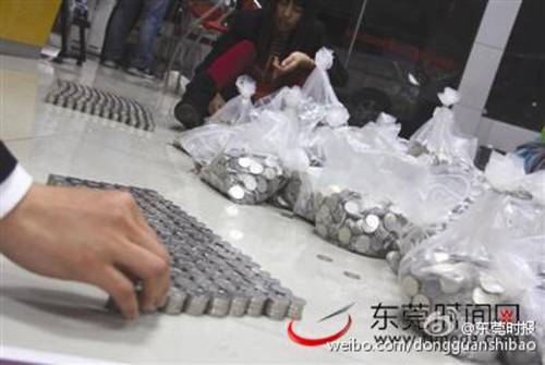 男子提半噸硬幣買(mǎi)車(chē) 工作人員數(shù)到手軟