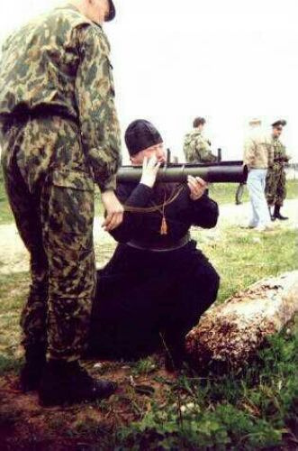 戰(zhàn)斗民族：牧師會(huì)開(kāi)光能打槍懂賣萌