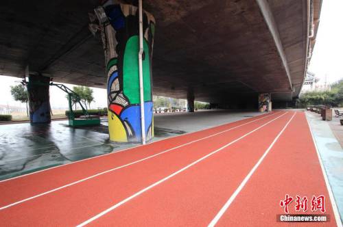 田徑場(chǎng)建在廊橋下 跑道球場(chǎng)俱全 田徑場(chǎng)建在廊橋下 跑道球場(chǎng)俱全