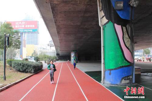 田徑場(chǎng)建在廊橋下 跑道球場(chǎng)俱全 田徑場(chǎng)建在廊橋下 跑道球場(chǎng)俱全