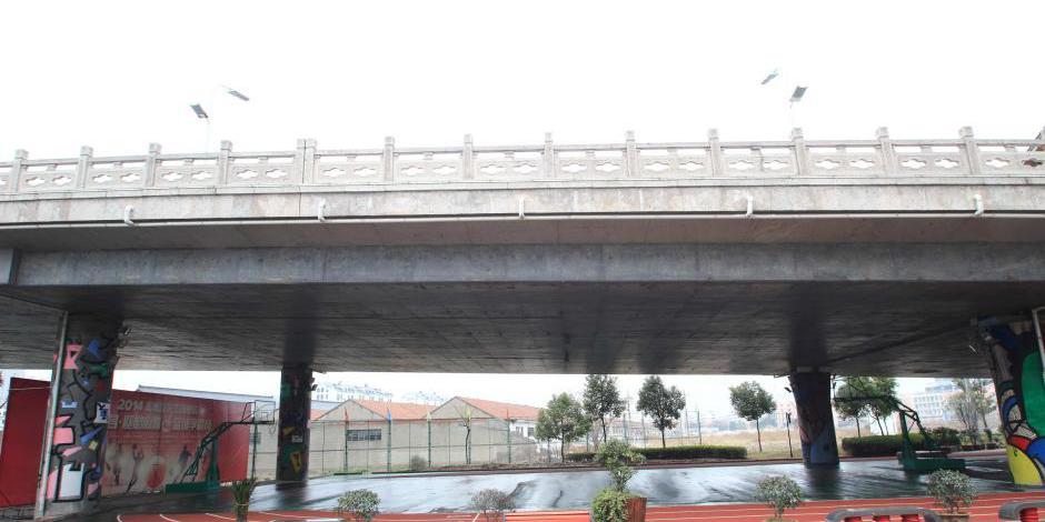 田徑場(chǎng)建在廊橋下 跑道球場(chǎng)俱全 田徑場(chǎng)建在廊橋下 跑道球場(chǎng)俱全