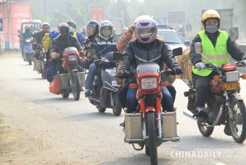 廣東封開(kāi)交警護(hù)航