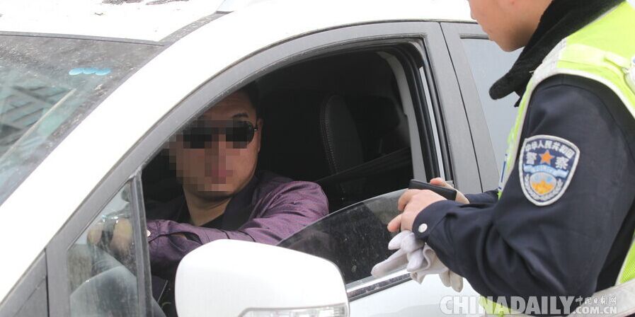 鄭州司機(jī)開(kāi)車(chē)隨手扔煙頭被罰100元