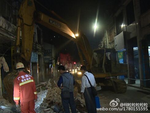 廣東一女司機(jī)逆行開(kāi)車(chē)撞塌小樓