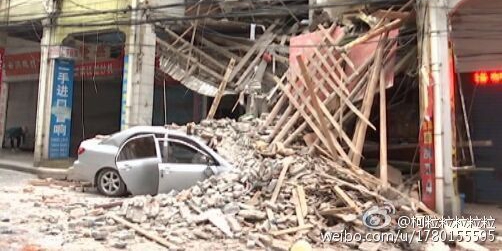 廣東一女司機(jī)逆行開(kāi)車(chē)撞塌小樓