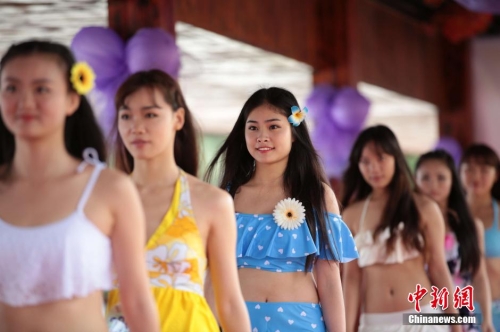 學(xué)生參加?；ㄐ２荽筚?穿比基尼秀身材