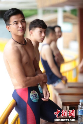 學(xué)生參加?；ㄐ２荽筚?穿比基尼秀身材