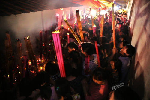 高三陪讀家長(zhǎng)搶拜“神樹”