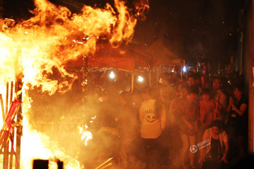 高三陪讀家長(zhǎng)搶拜“神樹”