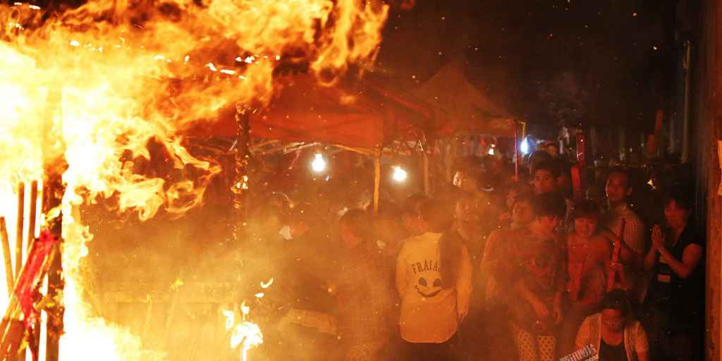 高三陪讀家長(zhǎng)搶拜“神樹”