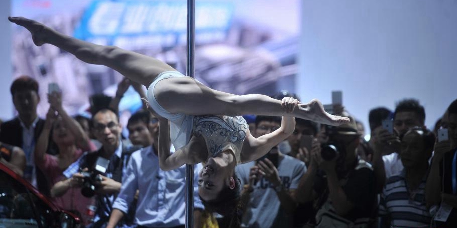 重慶車展 美女模特跳鋼管舞吸引觀眾 重慶車展 美女模特跳鋼管舞吸引觀眾