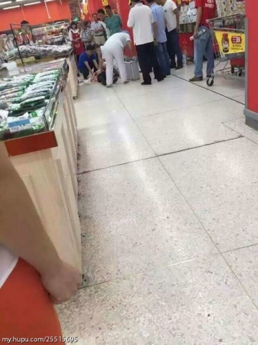 廣東:女店員舉報(bào)小偷慘遭割喉現(xiàn)場(chǎng) 廣東:女店員舉報(bào)小偷慘遭割喉現(xiàn)場(chǎng)