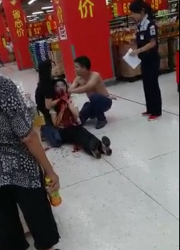 廣東:女店員舉報(bào)小偷慘遭割喉現(xiàn)場(chǎng) 廣東:女店員舉報(bào)小偷慘遭割喉現(xiàn)場(chǎng)