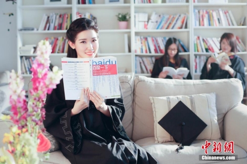 新“度娘”拍攝學(xué)士服照片 新“度娘”拍攝學(xué)士服照片