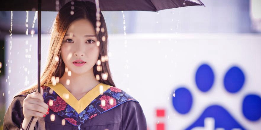 新“度娘”拍攝學(xué)士服照片 新“度娘”拍攝學(xué)士服照片