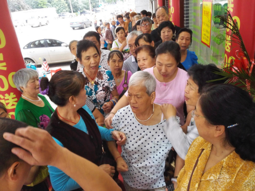武漢商店促銷 80歲太婆凌晨4點排隊 武漢商店促銷 80歲太婆凌晨4點排隊