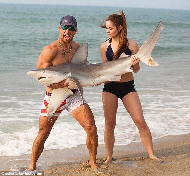 男子徒手抓鯊魚走紅網(wǎng)絡