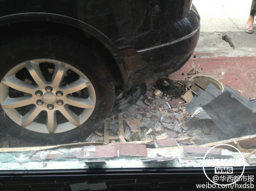 油門(mén)當(dāng)剎車(chē) 越野車(chē)差點(diǎn)沖進(jìn)理發(fā)店