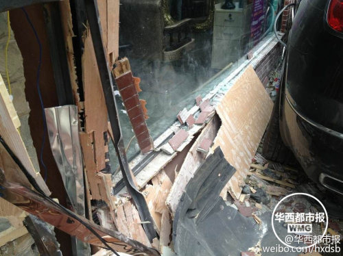 油門(mén)當(dāng)剎車(chē) 越野車(chē)差點(diǎn)沖進(jìn)理發(fā)店