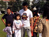 陸毅攜女參加親子運動會同做游戲