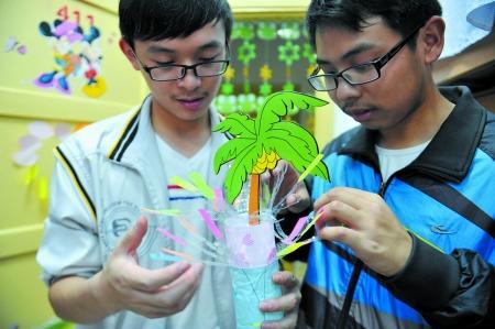 男生正把廢舊物做成裝飾品，裝扮女生寢室