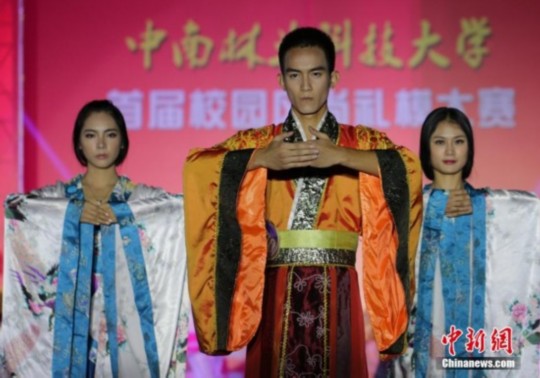 ?；ㄐ２萃_示范中華禮儀 展現(xiàn)漢服風(fēng)采