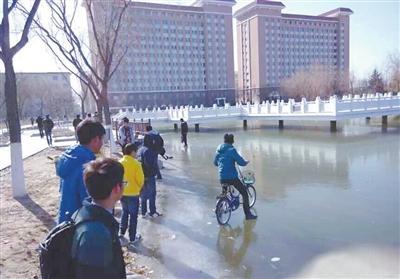 南方的孩子不理解北方的寒冷，這冰厚得，嚇尿了！ @顏遠(yuǎn)鋒