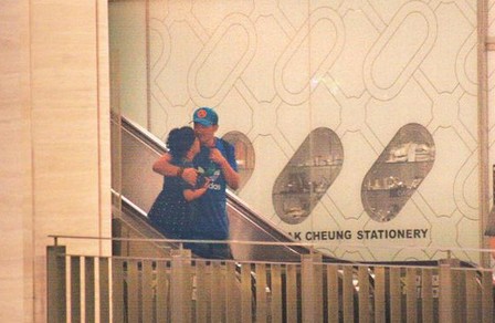 林憶蓮與小男友逛街吃飯，當(dāng)街摟抱親熱熱情如火。