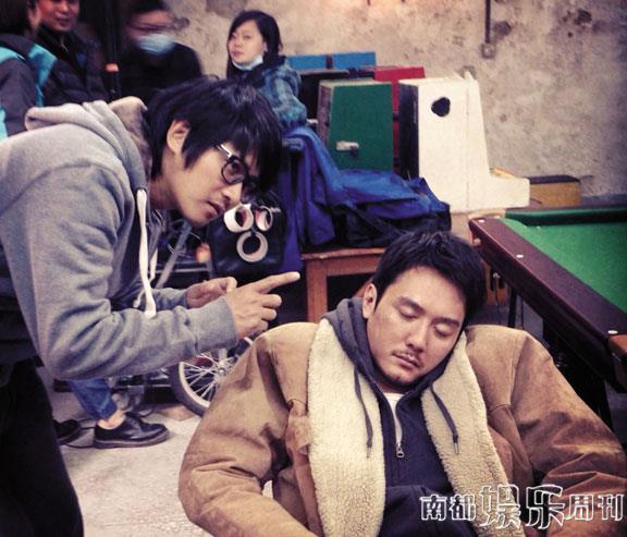 導(dǎo)演在認(rèn)真給演員說(shuō)戲，演員聽得也很認(rèn)真。