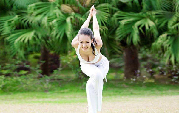 圖為瑜伽教母性感寫真。