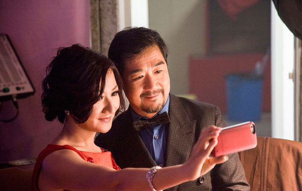 在主持晚會(huì)期間，張國立還與同場(chǎng)的女主持自拍合影。