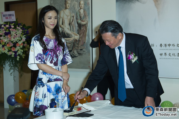 湯唯出席父親湯余銘的“世界文化遺產(chǎn)繪畫(huà)展”站臺(tái)