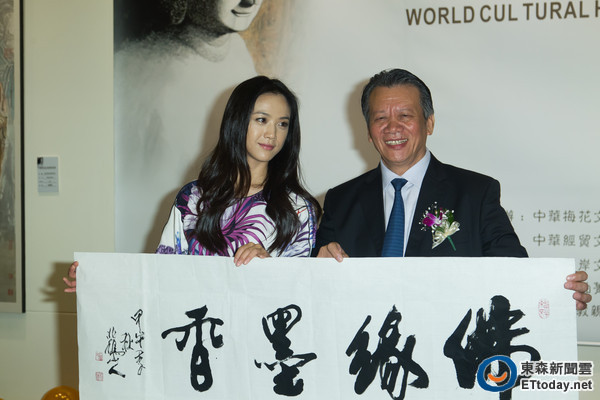 湯唯出席父親湯余銘的“世界文化遺產(chǎn)繪畫(huà)展”站臺(tái)