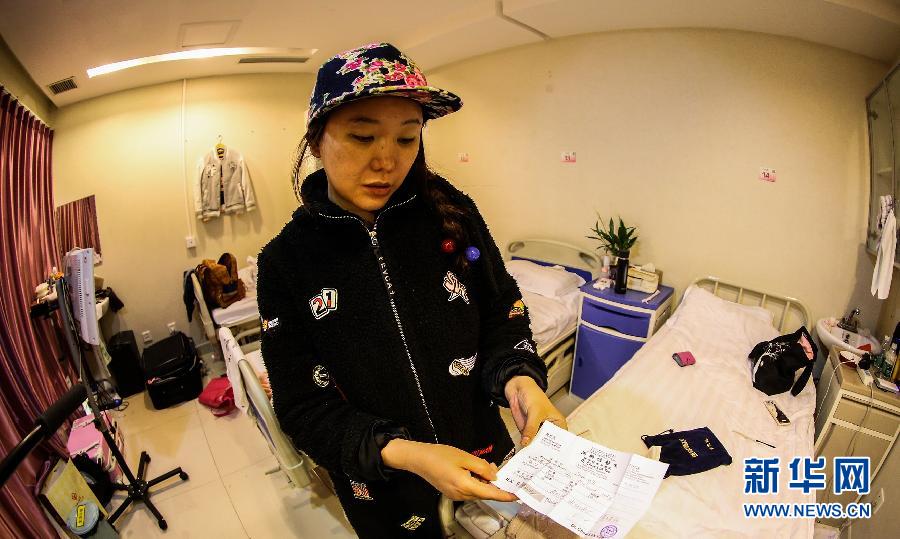 赴韓整形失敗者陳怡麗向記者展示醫(yī)療事故鑒定（4月8日攝）。