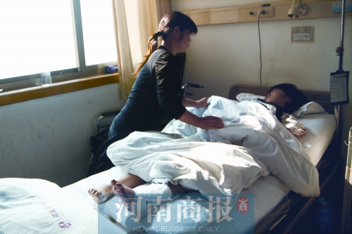 14歲的小美躺在病床上，左腿摔傷的部位還纏著繃帶