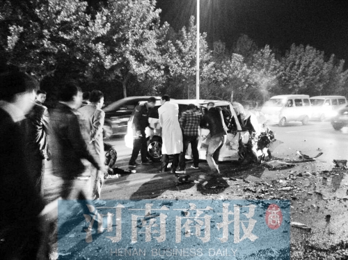 慘劇現(xiàn)場(chǎng)，眾人紛紛上前施救，有人拉住變形的車(chē)門(mén)，為傷者爭(zhēng)取救援時(shí)間