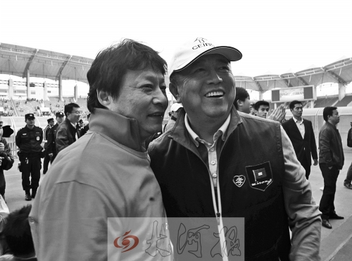 比賽結(jié)束后，老胡熱情擁抱老唐。