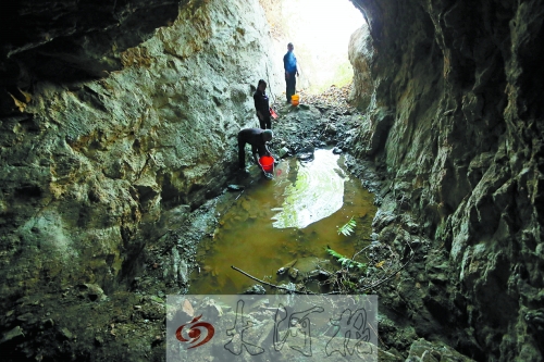 村民說以前這里的水很深，現(xiàn)在也就剩這么一點(diǎn)兒了。