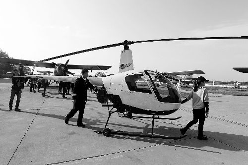 選拔賽現(xiàn)場(chǎng)，選手們正入場(chǎng)表演 記者 鄧萬里/攝