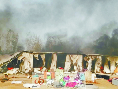 火勢蔓延前村民從屋內(nèi)搬出的冰箱、桌子等物品