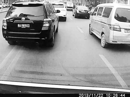 這輛黑色車輛不避讓執(zhí)行緊急任務(wù)的救護車，并壓著雙黃線變更車道。唐韜/圖