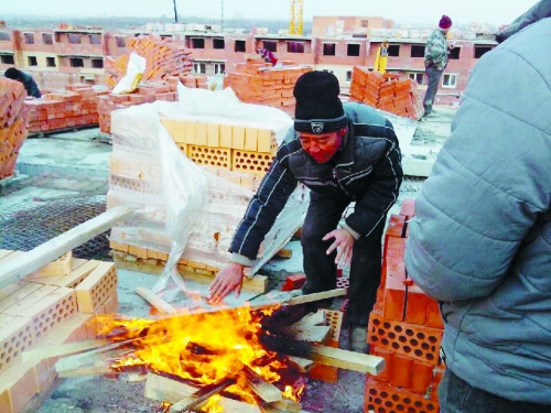 在俄羅斯工地打工時，因為天太冷，工人不得不在工地生火取暖。（圖由方先生提供）