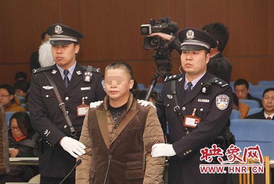 被告人被法警帶上法庭時(shí)，身上沒有戒具，也沒有剃光頭。（圖片來源于微博@豫法陽光）