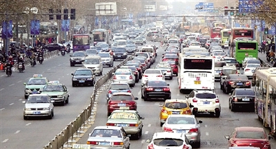 昨天下午，擁擠的花園路。 鄭州晚報(bào)記者 馬健 圖